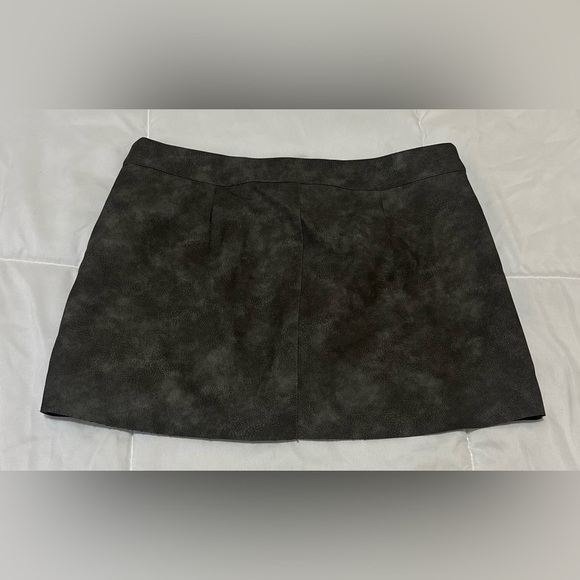 Revolve Superdown Minta Faux Leather Skirt in Distressed Grey Sz Small - Picture 4 of 5